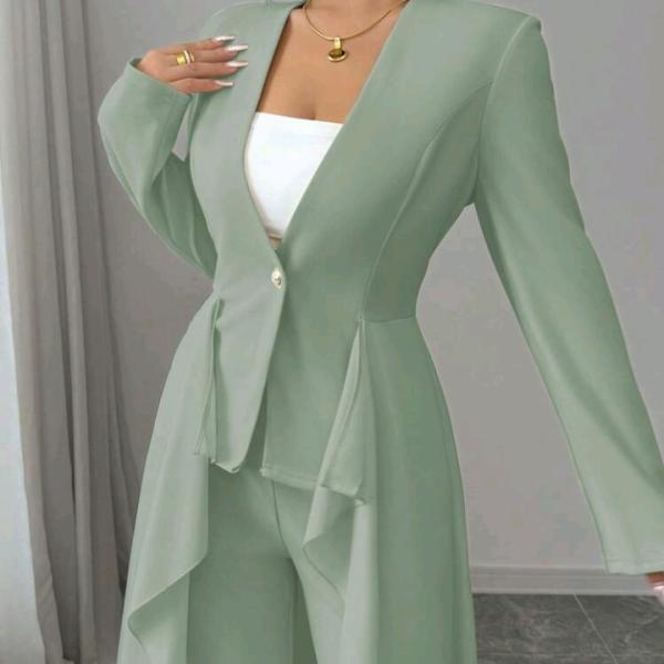 بدلة نسائية